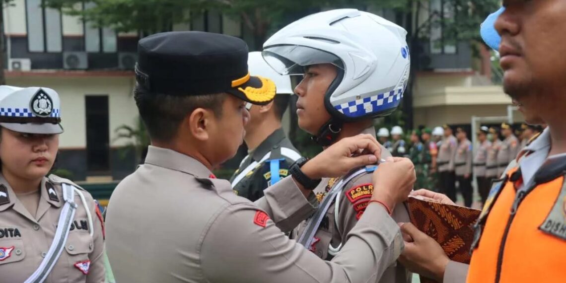 Polisi Kedepankan Teguran Simpatik & Humanis Sebagai upaya menciptakan keamanan, keselamatan, ketertiban, dan kelancaran lalu lintas (Kamseltibcarlantas) menjelang bulan suci Ramadhan 1446 H, Polres Tangerang Selatan (Tangsel) bersama jajaran serta instansi terkait menggelar ‘Operasi Keselamatan Jaya 2025’.(dra)
