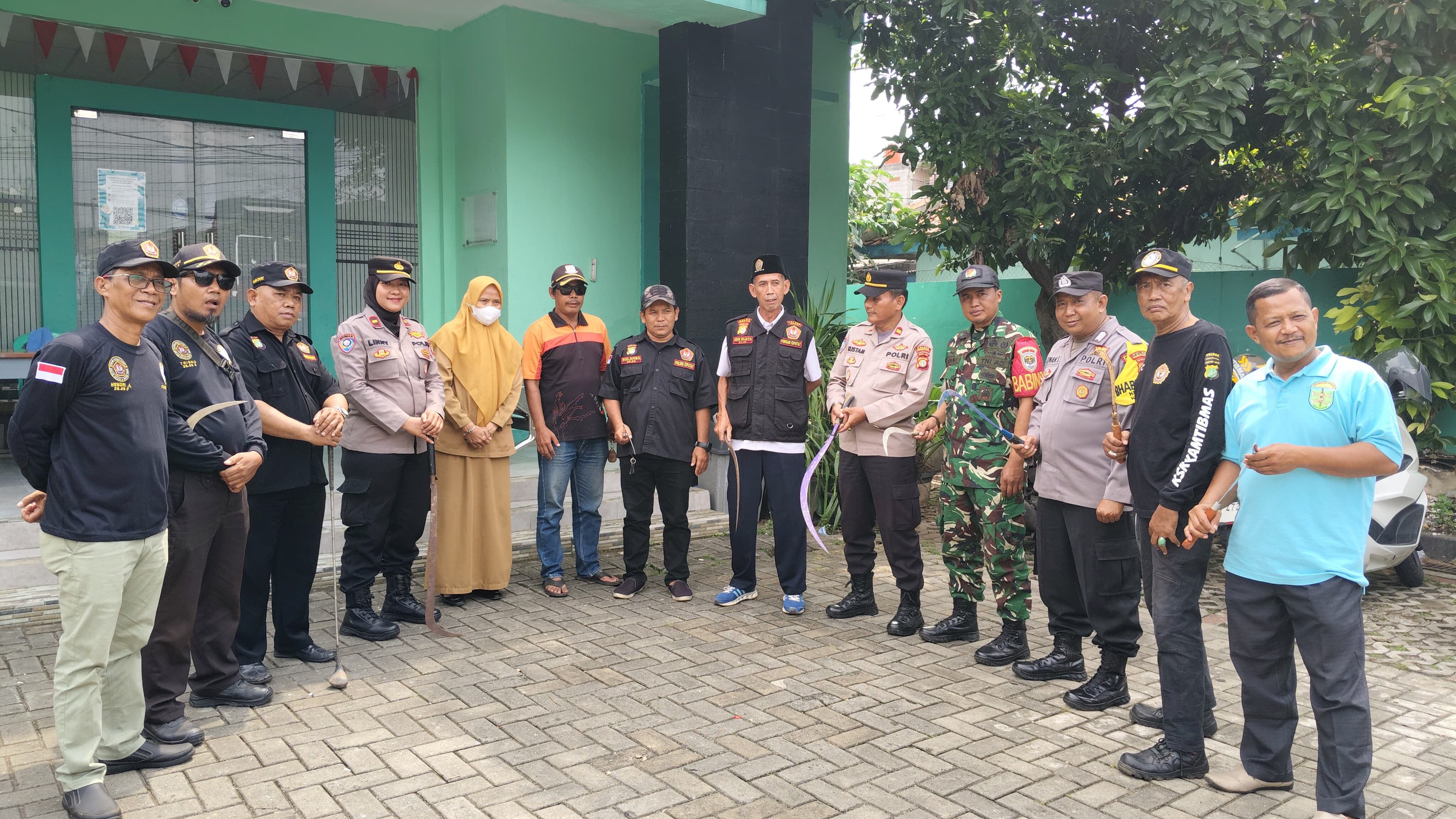 Warga Cipayung Serahkan Sejumlah Sajam ke Polisi, Diduga Bakal Dipakai Aksi Tawuran Foto : Ist