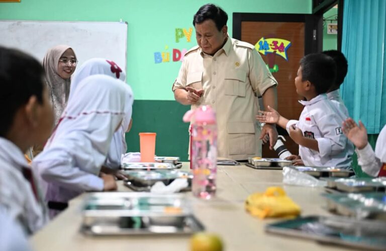 Anggaran MBG Naik, Dari 71 Triliun Jadi 171 Triliun Presiden Prabowo saat meninjau program MBG di sekolah daerah Bogor. Foto : Ist