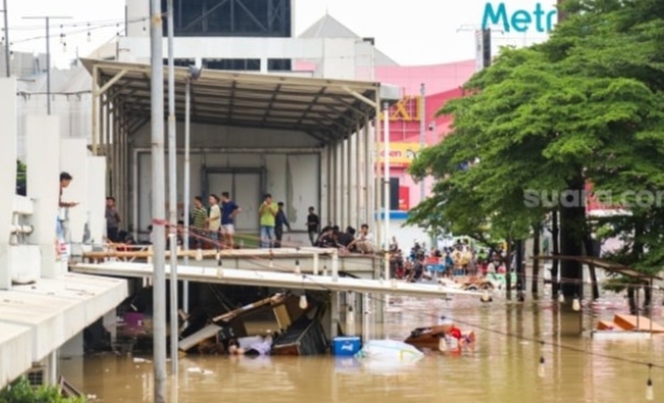 Banjir menggenai Mega Mall Bekasi. Foto : Ist