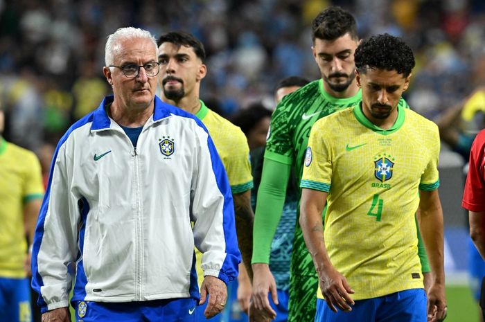 Brazil Resmi Pecat Dorival Jr Sebagai Pelatih Pelatih dsn pemain Brazil tertunduk lesu usai dikalahkan Argentina 1-4. Foto : Ist