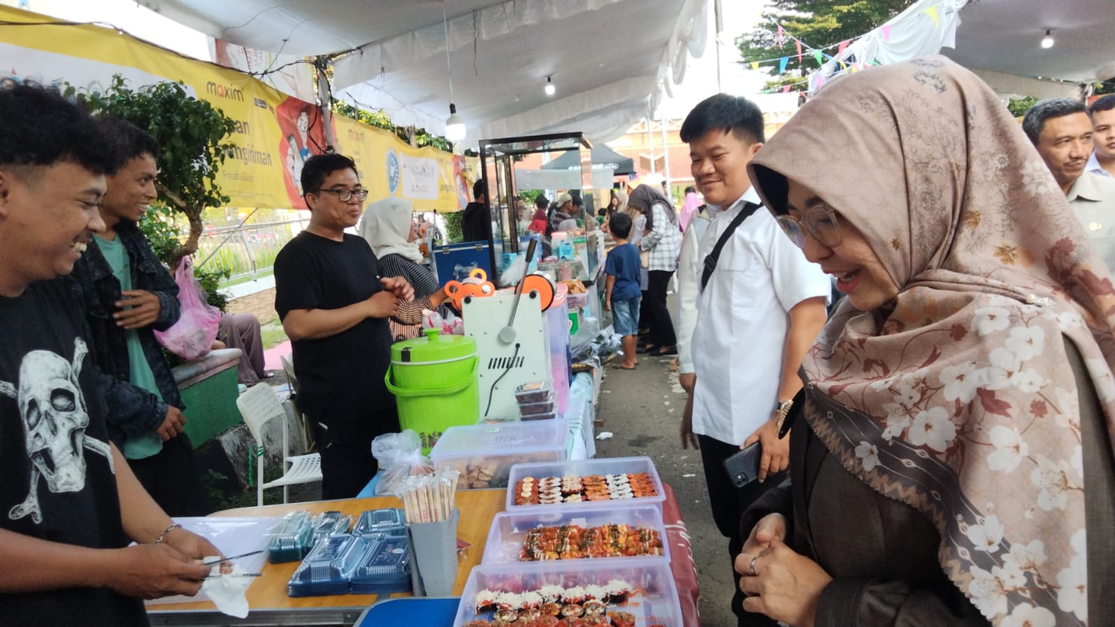 Bupati Dewi Borong Kadaharan Buka Puasa Bupati Pandeglang Raden Dewi Setiani sedang meninjau stan sambil membeli kadaharan buka puasa yang dijajakan para pedagang di Jalan Kesehatan-Pandeglang, Rabu (5/3).
