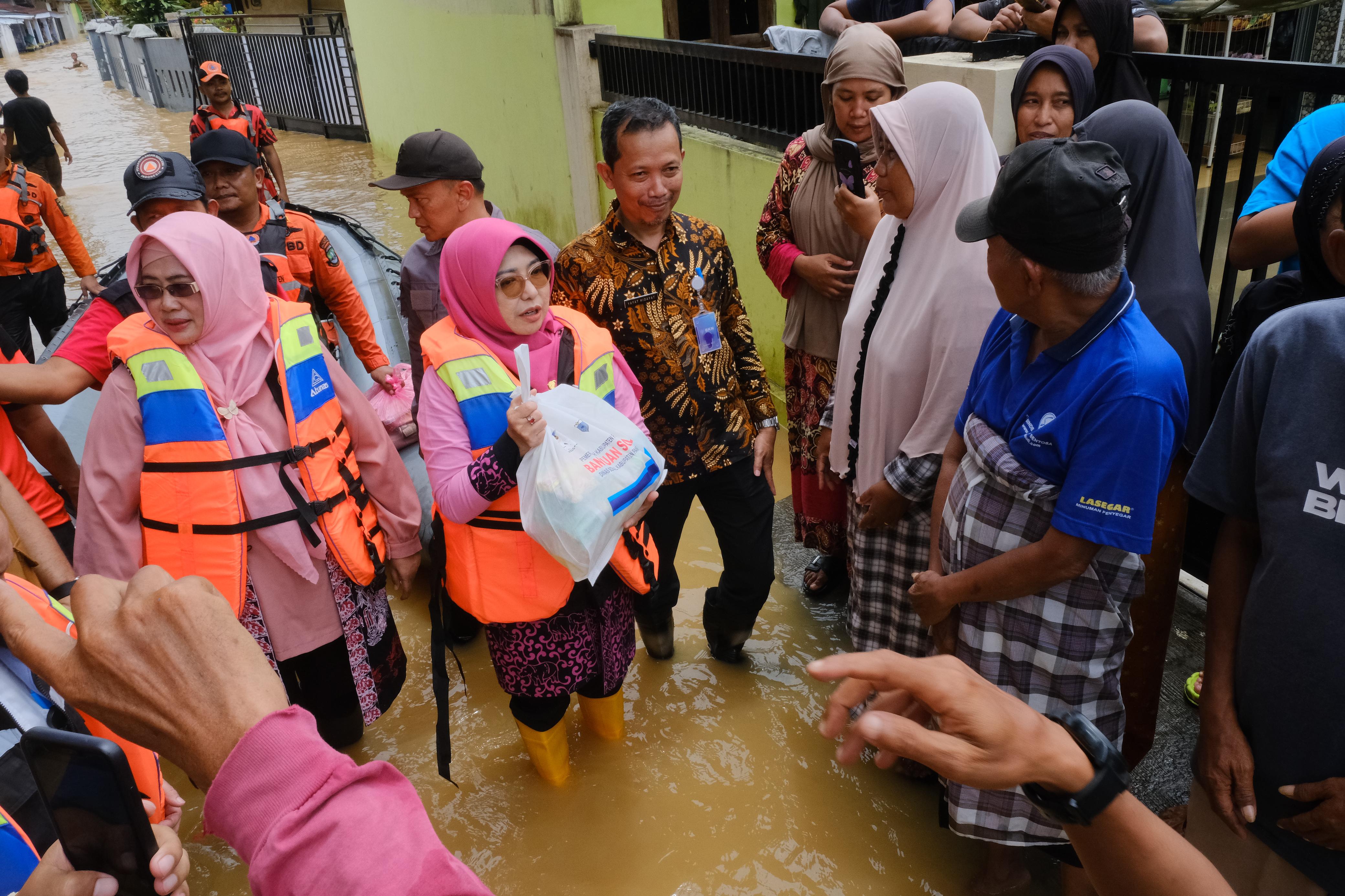Bupati Pandeglang Bantu Penyintas Banjir di Labuan dan Jiput Bupati Pandeglang, R. Dewi Setiani (tengah) meninjau langsung warga penyintas bencana banjir di Desa Teluk, Kecamatan Labuan dan Desa Jiput, Kecamatan Jiput, Jumat (7/3/2025).(Istimewa)