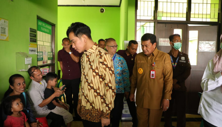 Gibran Kunjungi Puskesmas Kelapa Dua & Puskesmas Binong Wakil Presiden Republik Indonesia (RI) Gibran Rakabuming Raka, saat melakukan Kunjungan Kerja (Kunker) ke Puskesmas Kelapa Dua dan Puskesmas Binong, Kabupaten Tangerang, Kamis (20/3).