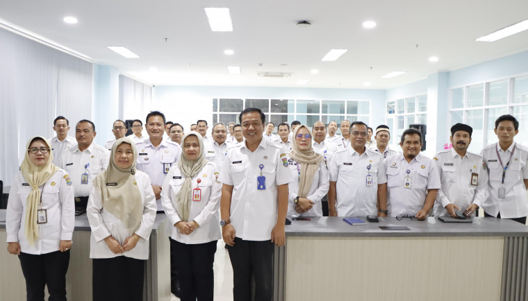 Kecamatan Diminta Optimalkan Penggunaan Media Sosial Seluruh Sekretaris Kecamatan (Sekmat) di Kabupaten Tangerang, berfoto bersama usai mengikuti Rapat Evaluasi Media Sosial di Ruang Rapat Diskominfo Kabupaten Tangerang, Rabu (12/3).