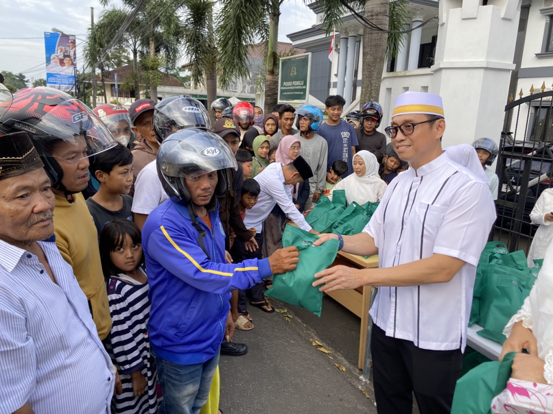 Kejari Pandeglang Bagi-bagi Takjil Dan Santunan Yatim Kepala Kejari Pandeglang Aco Rahmadi Jaya sedang memberikan takjil kepada masyarakat sekitar di depan Kantor Kejari Pandeglang, Kamis (20/3).