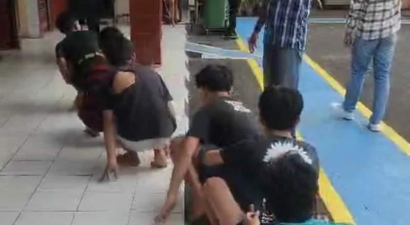 Kepergok Mau Perang Sarung, 6 Remaja di Ciputat Ditangkap Polisi Sekelompok remaja diamankan Polsek Ciputat Timur kedapatan akan lakukan perang sarung.