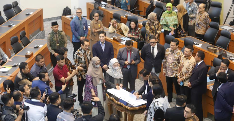 Koalisi Dan Oposisi Satu Barisan Setuju Revisi UU TNI Disahkan Penandatanganan revisi UU TNI oleh DPR. Foto : Ist