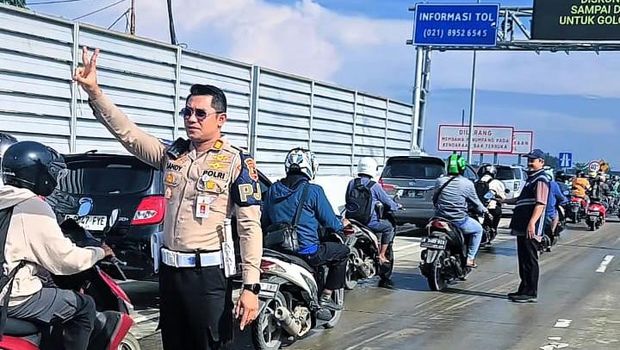 Polisi Kawal Ratusan Pemotor Masuk Tol Gabus Bekasi, Ternyata Ini Alasannya Foto : Ist