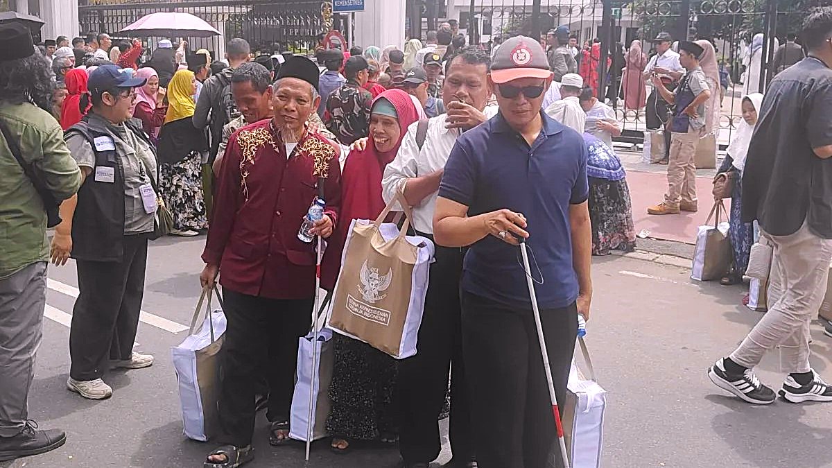 Presiden Prabowo Open House Di Istana, Bagikan 5.000 Bingkisan Masyarakat yang open house di Istana pulangnya membawa bingkisan. Foto : Ist