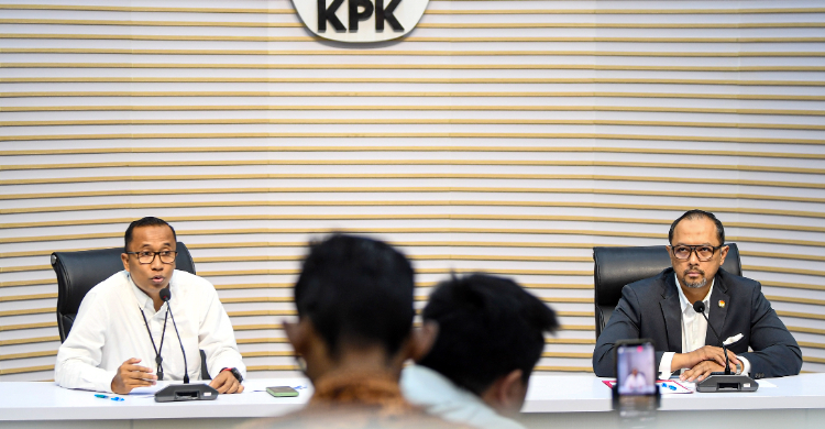 Selain Kejagung, KPK Juga Garap Kasus Kerugian Negara Triliunan Plh Direktur Penyidikan KPK, Budi Sokmo Wibowo (kiri) bersama Juru Bicara KPK, Tessa Mahardika Sugiarto (kanan) memberikan keterangan pers. Foto : Ist