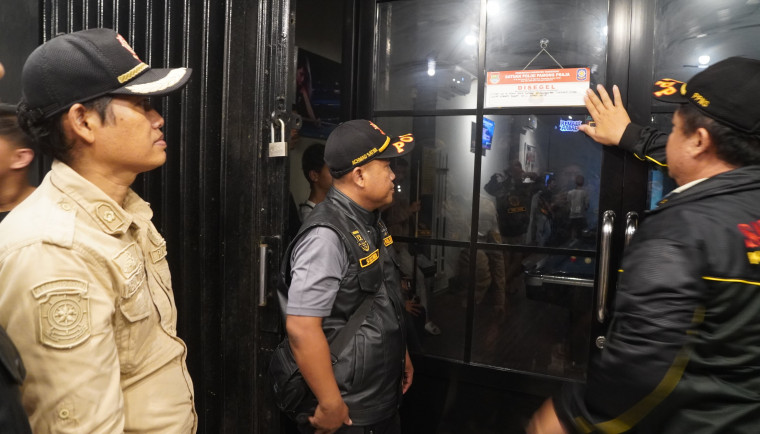 Tempat Biliard di Kelurahan Kaduagung Disegel Satpol PP Petugas Satpol PP Kabupaten Tangerang terlihat sedang menyegel tempat biliard di Kelurahan Kaduagung pada Minggu (9/3) dinihari.