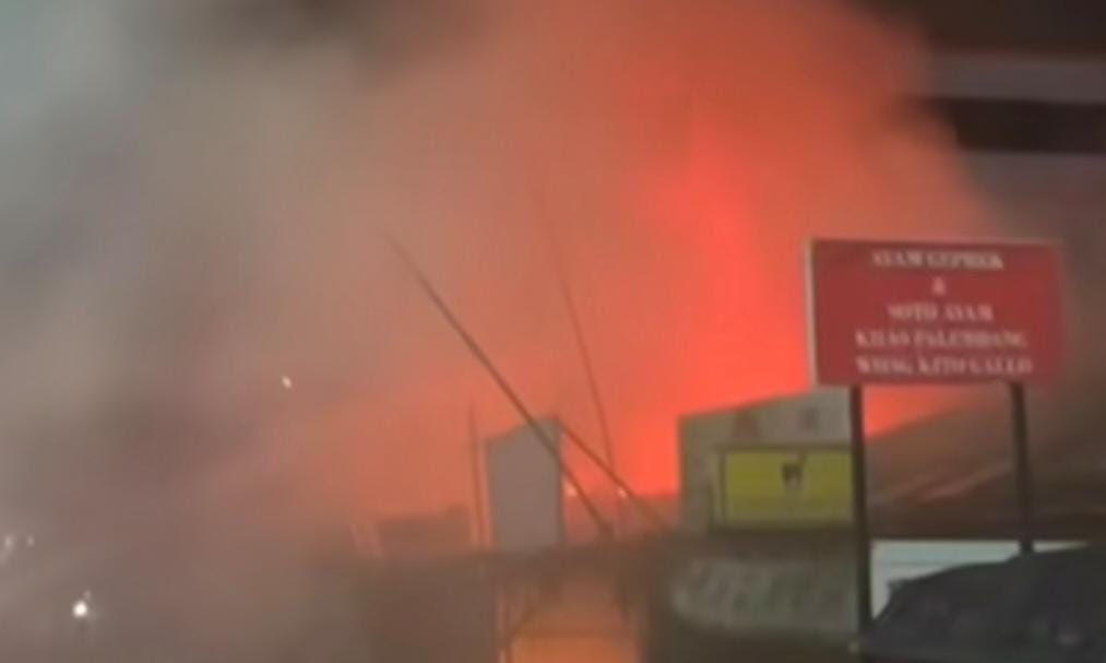 Warung di Jalan Raya Serpong Terbakar Akibat Bocah Main Petasan, 3 Orang Tewas Foto : Ist