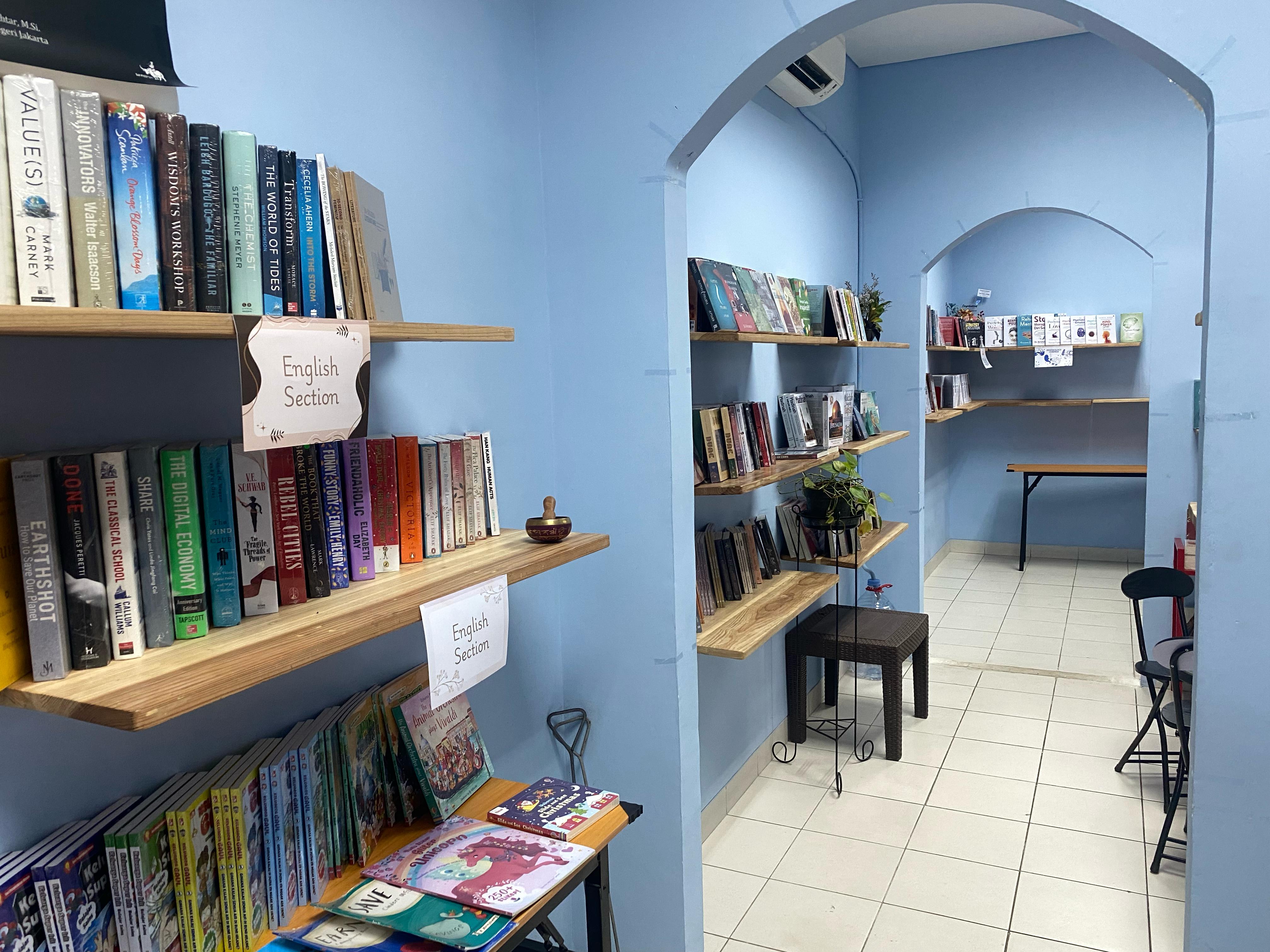 Asyiknya Membeli Buku di Toko Buku LIVRES Pasar Modern Intermoda BSD Foto : Trisan/TP