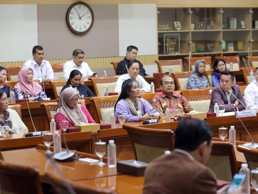Para mantan pemain sirkus OCI saat bertemu anggota Komisi III DPR. Foto : Ist