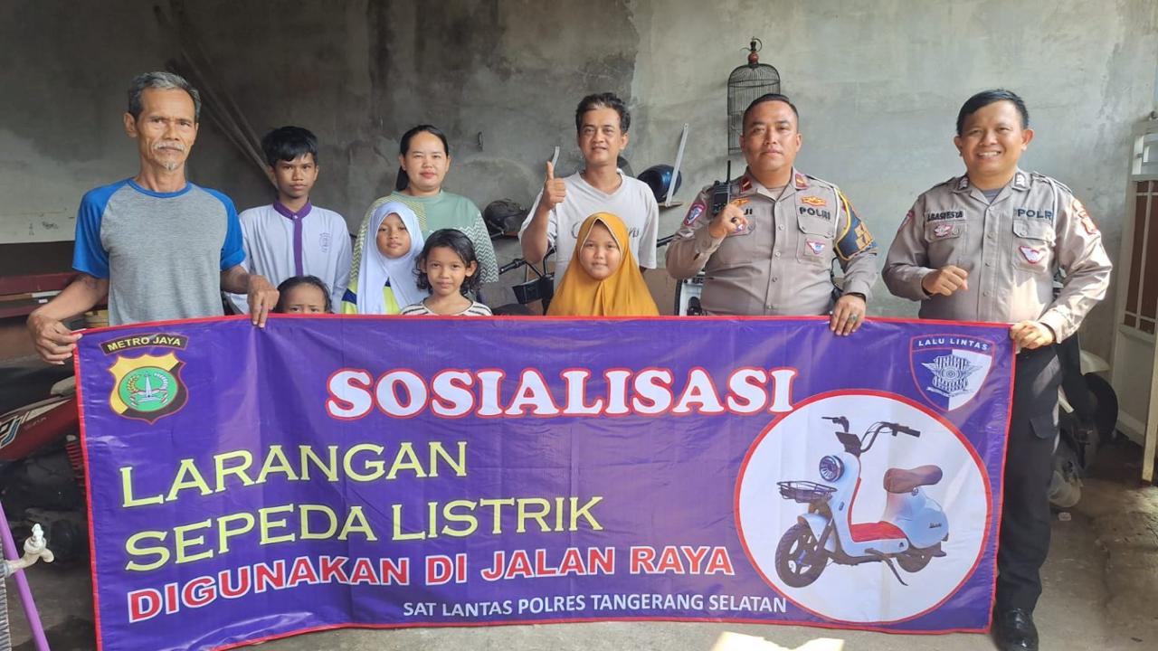 Naik Sepeda Listrik Wajib Pakai Helm Satlantas Polres Tangsel sosialisasi larangan penggunaan sepeda listrik di jalan raya, lantaran dinilai cukup berbahaya.