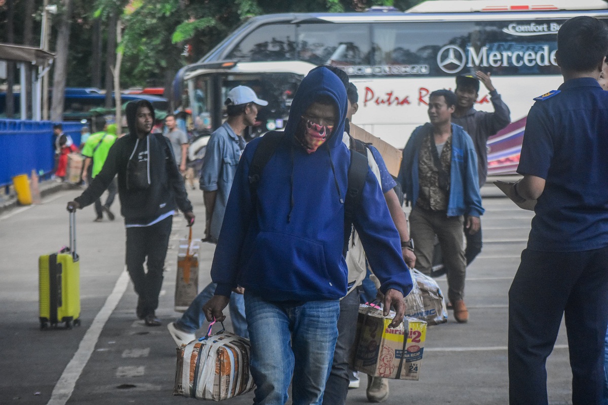 Pendatang Diminta Lapor Sejumlah masyarakat nampak baru kembali dari kampung halaman usai libur Lebaran.