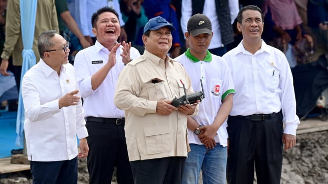 Prabowo Terbangkan Drone Tebar Benih Padi Presiden Prabowo didampingi Menko Pangan Zulkifli Hasan (kanan) Menpan Andi Amran (kiri) serta Seskab Teddy saat menerbangkan drone untuk menyebar benih padi SumSel. Foto : Ist