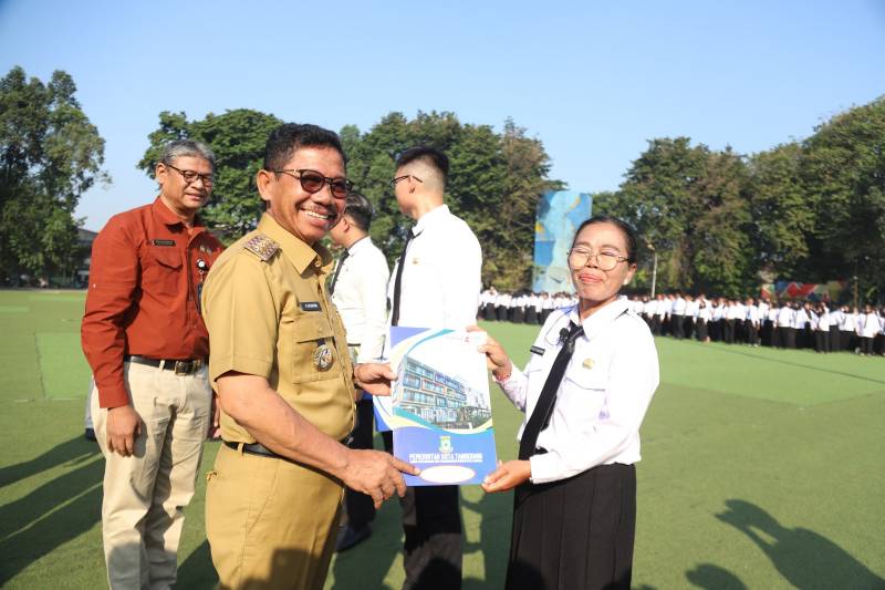 3.424 Pegawai PPPK Resmi Dilantik Wali Kota Tangerang, Sachrudin (kedua dari kiri), secara simbolis menyerahkan Surat Keputusan (SK) Pegawai Pemerintah dengan Perjanjian Kerja (PPPK) untuk jabatan fungsional, Senin (5/5).