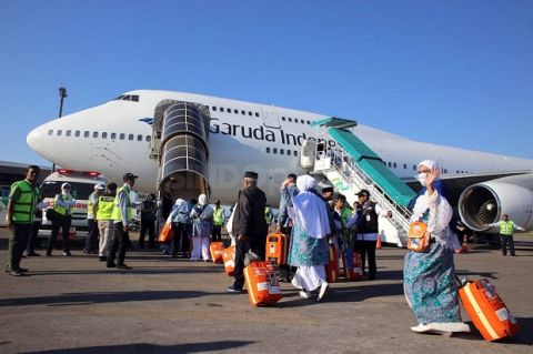 4.378 Jamaah Dapat Dana Wakaf Sebesar Rp 8.6 Juta Jamaah Haji sedang menuju pesawat yang akan menuju Madinah. Foto : Ist