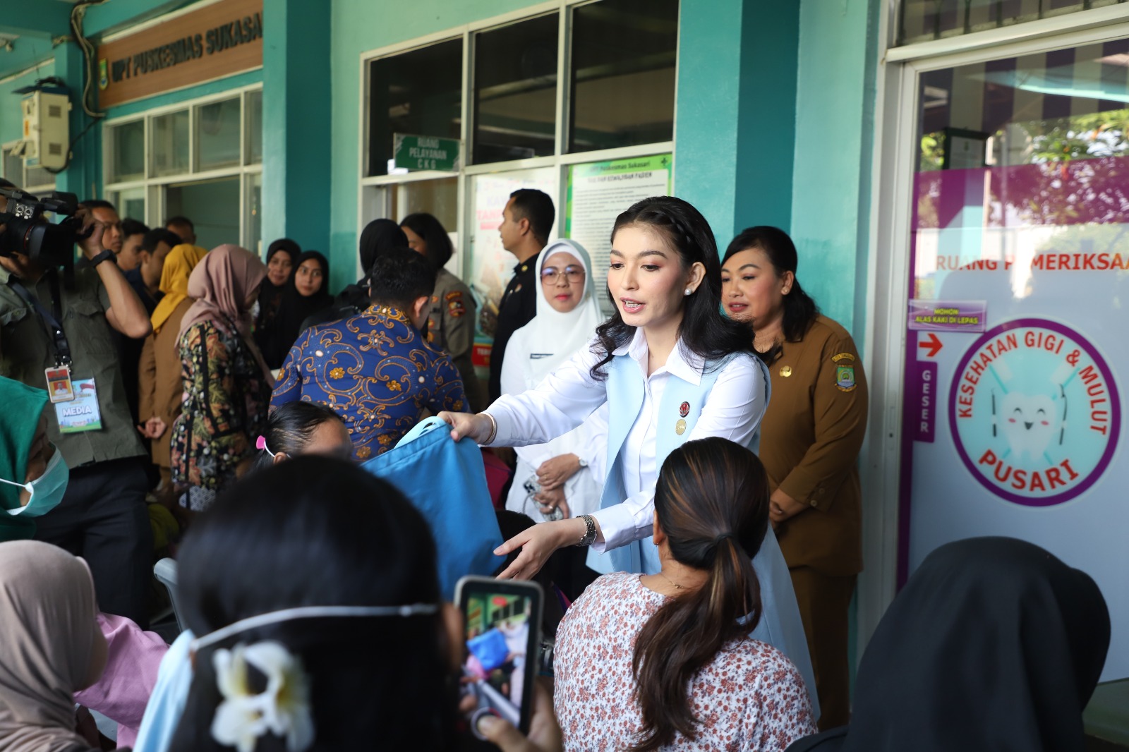 8.959 Warga Sudah Manfaatkan CKG Istri Wapres RI, Selvi Ananda Gibran Rakabuming, saat mengunjungi Puskesmas Sukasari Tangerang, kemarin. Selvi menyambangi puskesmas itu dalam rangka memantau pelaksanaan cek kesehatan gratis