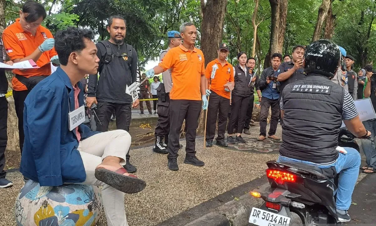 Agus Buntung Pelaku Pelecehan Seks Diketok Vonis Hukuman 10 Tahun Penjara , I Wayan Agus Suartama alias Agus Buntung (jaket biru) saat rekontruksi. Foto : Ist