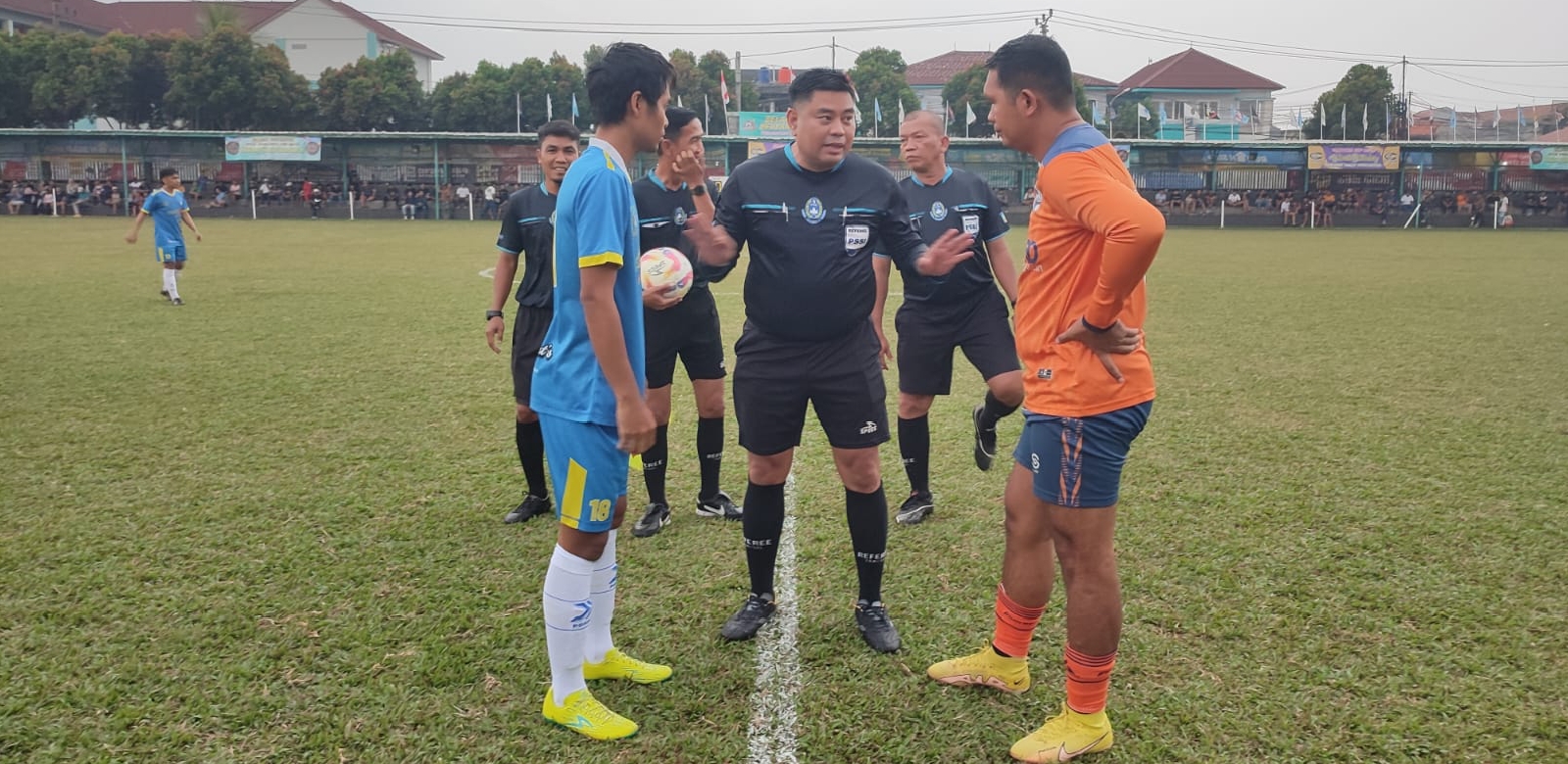 Ajang Dejan FC Panaskan Mesin Songsong Liga 3 Sang Manajer, Sam (oranye) turut bermain bersama Dejan FC.(ist).