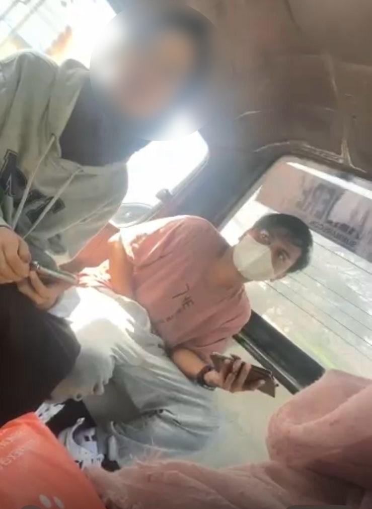 Aksi Tak Senonoh Penumpang Angkot Serpong-Kalideres Terekam Kamera Seorang pria terekam kamera diduga lakukan masturbasi di dalam angkot.