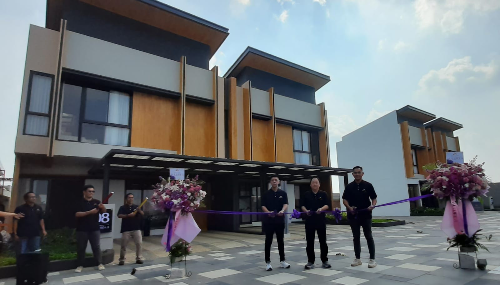 Allurea Hunian Untuk Kalangan Muda Dari Asthara Group Jajaran Direksi Asthara Group saat meresmikan proyek perdananya Cluster Allurea. Foto : Ist