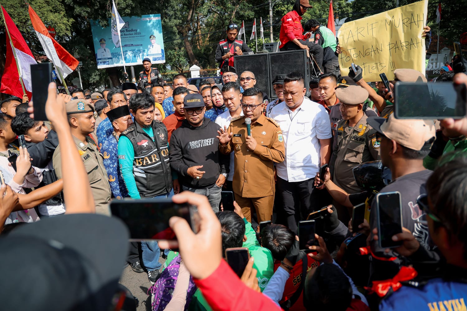 Andra Soni Janji Tindaklanjuti Aspirasi Komunitas Ojol Foto : Humas Pemprov