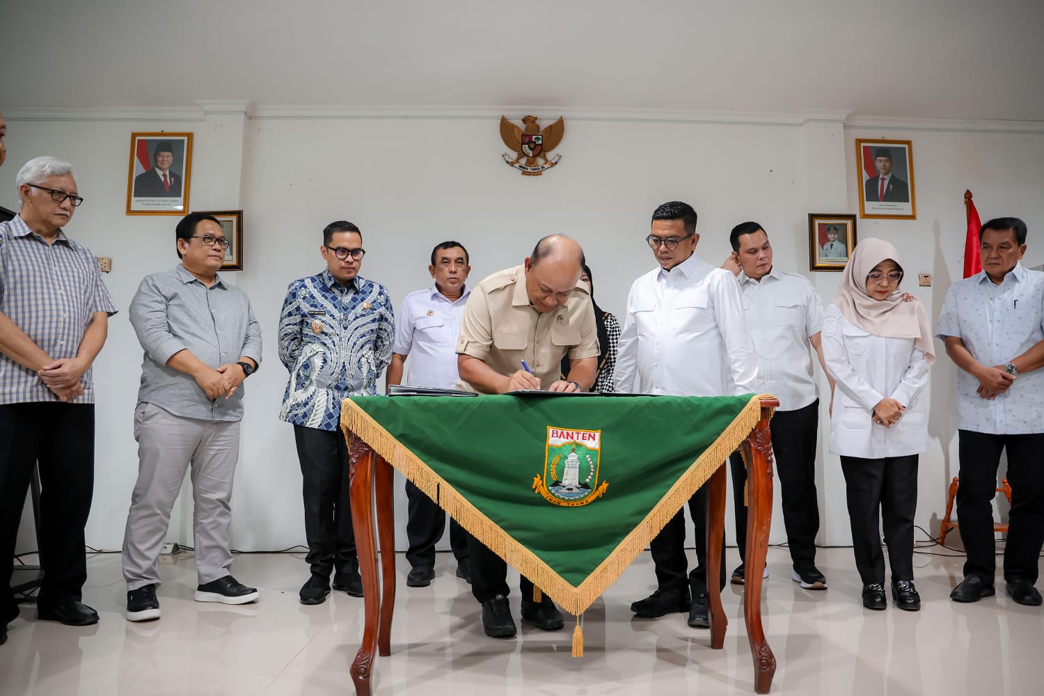 Andra Soni: Provinsi Banten Dukung Percepatan Pembangunan SPPG Gubernur Banten Andra Soni dan Kepala Badan Gizi Nasional (BGN) Dadan Hindayana saat penandatanganan kerjasama. Foto : Humas Pemprov
