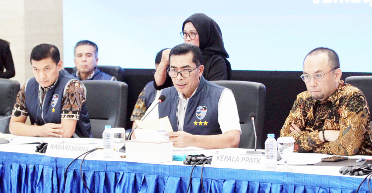 Bareskrim Blokir 865 Rekening Bank Terkait Judol Senilai Rp 194,7 M Kepala Bareskrim Polri, Komjen Pol Wahyu Widada memberikan keterangan pengungkapan kasus judi online di Bareskrim Mabes Polri, Jakarta, Jumat (2/5/2025). Foto: RM