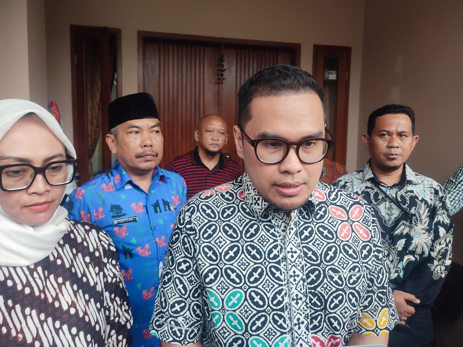 Berani Suarakan Kasus Pelecehan, Pilar Siap Dukung Bakat & Pendidikan Korban Sampai Perkuliahan Wakil Wali Kota Tangerang Selatan (Tangsel), Pilar Saga Ichsan bersama dinas terkait, menyempatkan diri untuk berkunjung ke kediaman korban, Kamis (8/5). (tangselpod.id/rmn)
