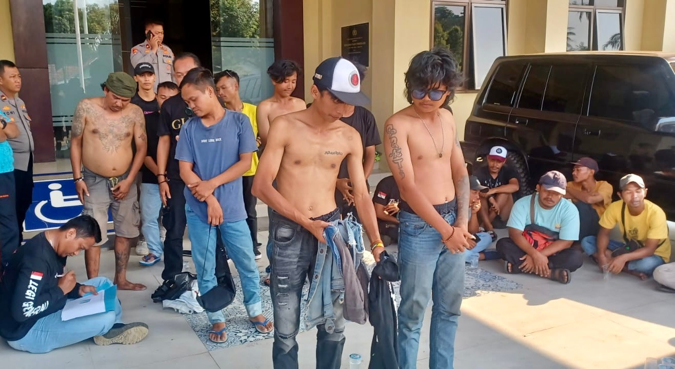 Berkedok Pengamen Dan Juru Parkir Polisi Bekuk 20 Orang Preman PENDATAAN. Pihak Polres Pandeglang sedang melakukan pendataan dan pembinaan para pengamen serta juru parkir di halaman Polres Pandeglang, Jumat (2/5). Foto : Ist
