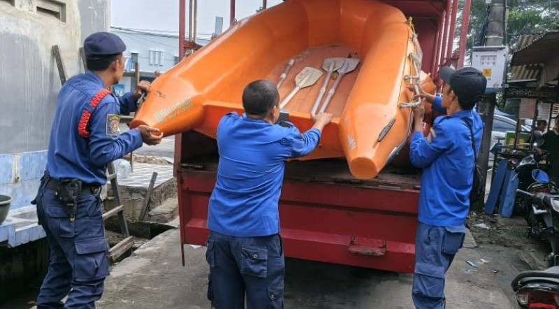 BPBD Bantu Evakuasi Warga Korban Banjir di Cipondoh Foto : Ist