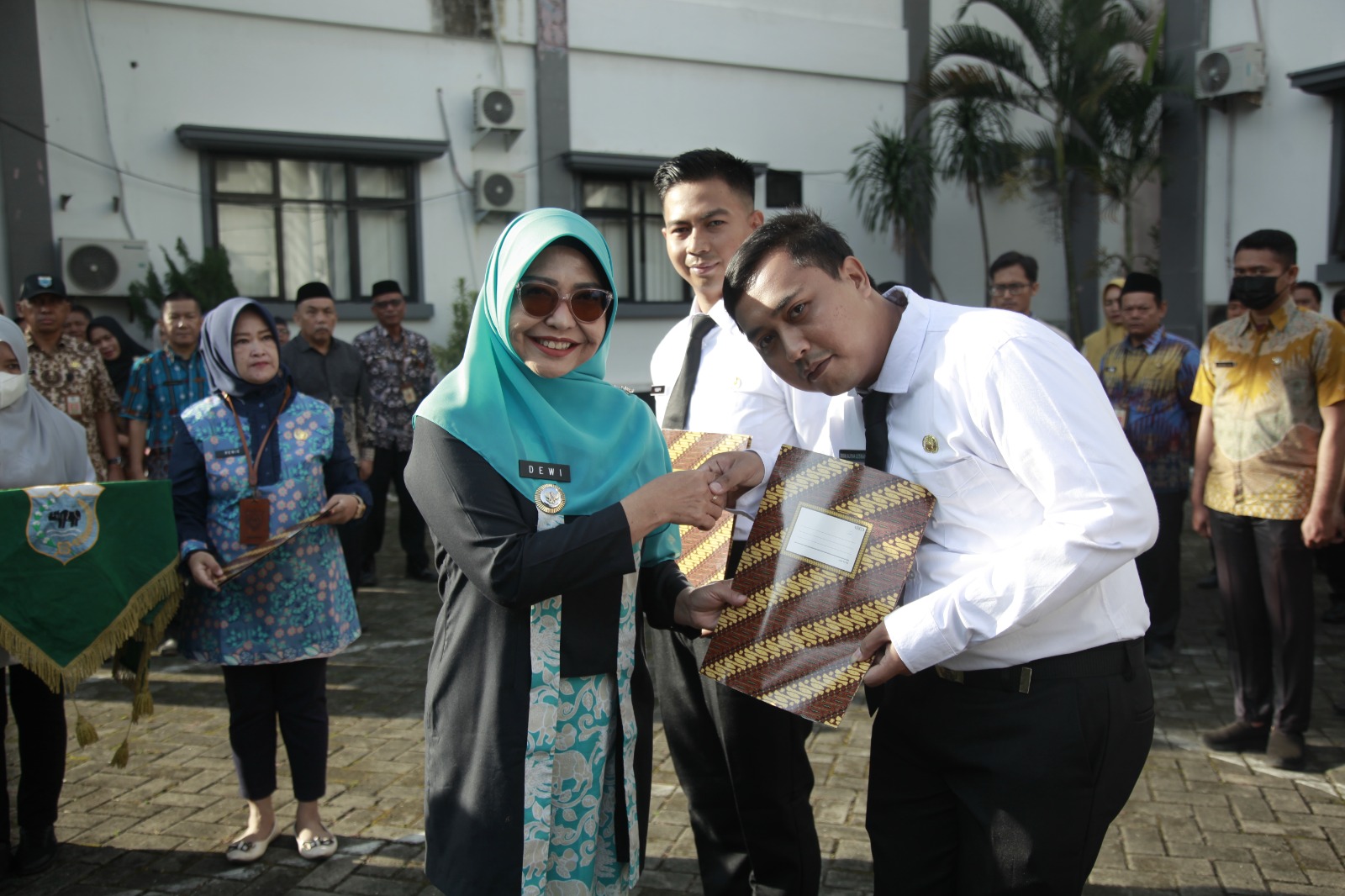 Bupati Dewi Tekan CPNS Jadi Agen Of Change Bupati Pandeglang Raden Dewi Setiani secara simbolis menyerahkan SK CPNS, di sela-sela apel pagi di Setda Pandeglang, Kamis (15/5).