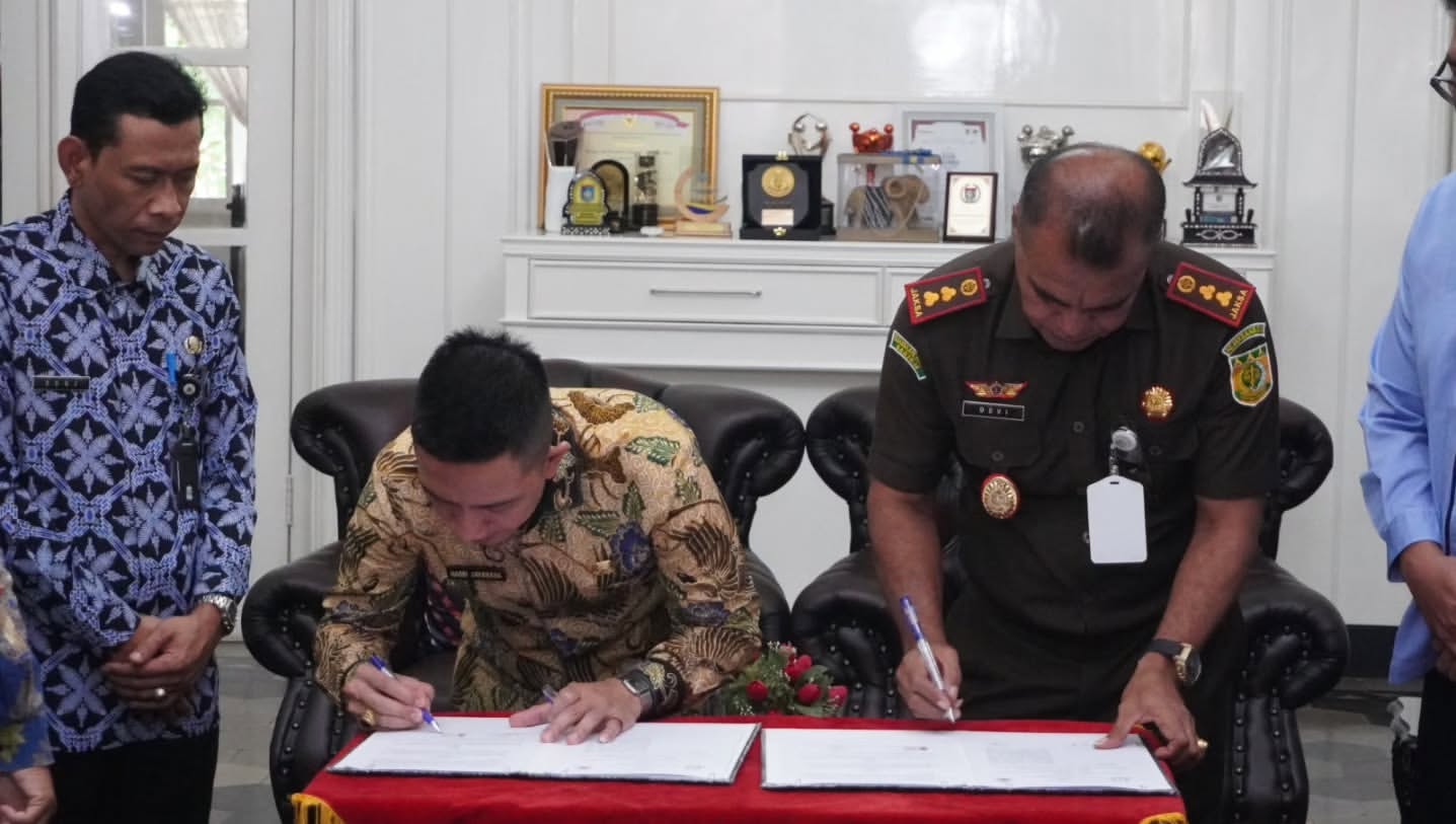 Bupati Hasbi Bangun Komitmen Dengan Kejari Bupati Lebak Hasbi bersama Kepala Kejari Lebak, sedang menandatangani Nota Kesepakatan di Gedung Negara Kabupaten Lebak, Kamis (8/5).