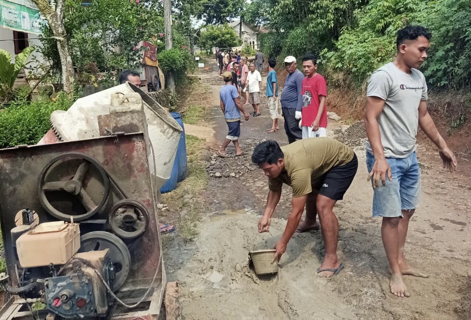 Warga Kadubelang Swadaya Perbaiki Jalan, Camat Mekarjaya Nyumbang Rp 5.000 Masyarakat di wilayah Kampung Jaha, Desa Kadubelang, Kecamatan Mekarjaya, Kabupaten Pandeglang, sedang bergotong royong membangun jalan hasil swadaya, beberapa waktu lalu.