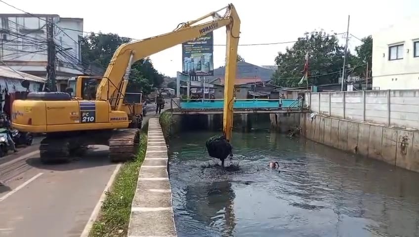 Cegah Banjir Di Kampung Bulak Dan Pondok Maharta, Kali Serua Dikeruk Dinas SDABMBK Tangsel lakukan pengerukan sedimentasi aliran sungai di Kampung Bulak, Pondok Aren, Kamis (15/5)
