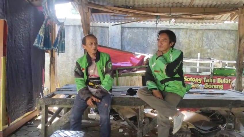 Demi Anak-Istri, Ojol Di Lebak Tetap Cari Penumpang Suasana di pangkalan ojol di wilayah Rangkasbitung, Kabupaten Lebak, belum lama ini.