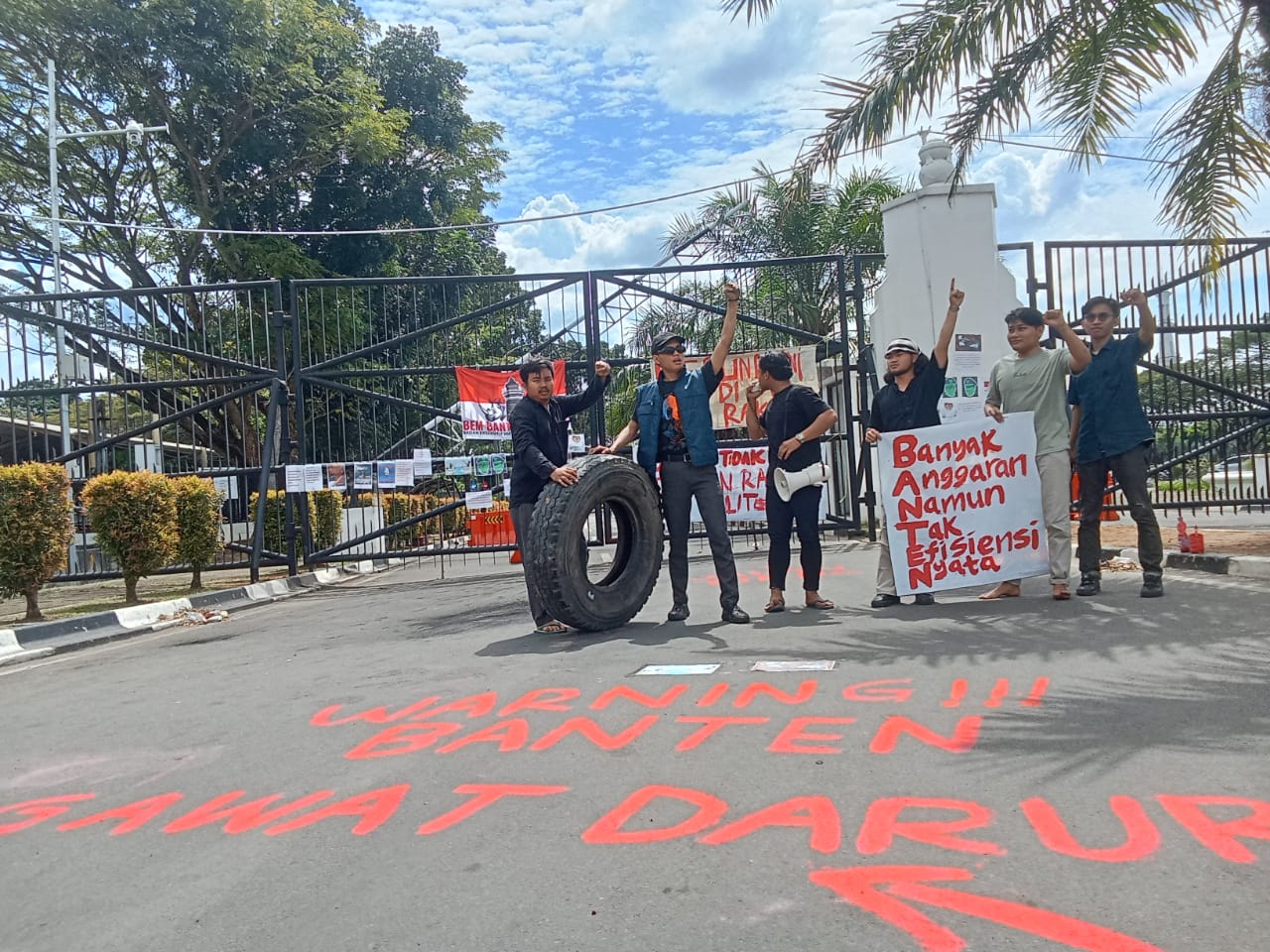 Demo soal Program Sekolah Gratis, Mahasiswa Segel Pintu Masuk KP3B Massa aksi yang menyoroti program sekolah gratis menyegel pintu masuk KP3B, Curug, Kota Serang, Senin (19/5/2025).(Istimewa)