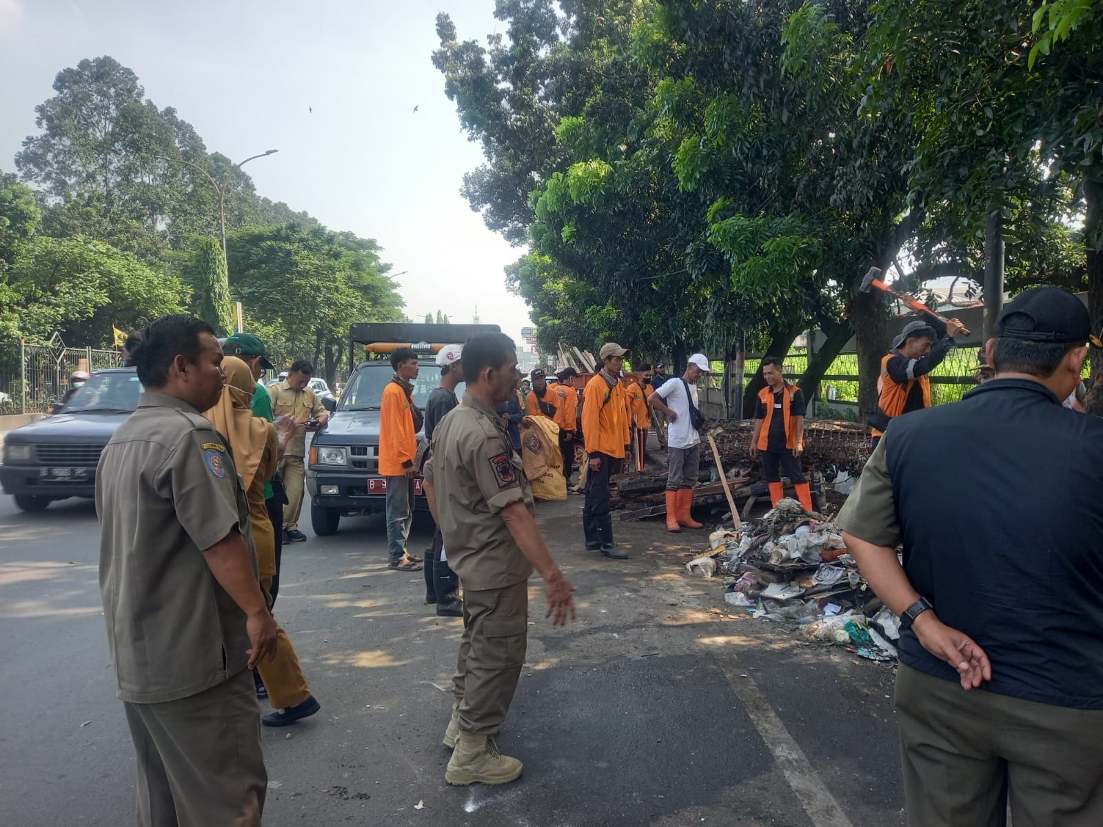 Dinas Lingkungan Hidup Bongkar TPS Liar di Jalan MH Thamrin Petugas DLH membongkar TPS liar yang ada di Jalan MH Thamrin, Cikokol, kemarin.