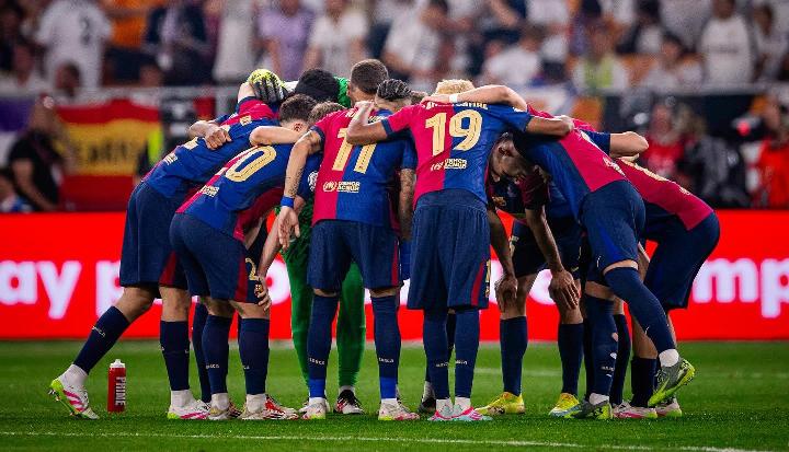 El Clasico Dimenangkan Barcelona, Makin Mendekat Ke Tangga Juara Liga Spanyol Selebrasi skuad Barcelona usai menang 4-3 dari Real Madrid. Foto : Ist