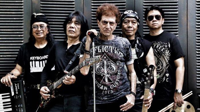 God Bless Hibur Penonton GBK Laga Indonesia Vs China Grup Band God Bles. Foto : Ist