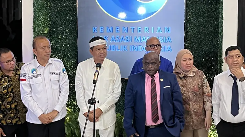 Gubernur Dedi: Kirim Siswa Ke Barak Tak Langgar HAM Gubernur Jabar Dedi Mulyadi (peci putih) bersama Menteri HAM Natalius Pigai (dasi merah) saat konferensi pers. Foto : Ist