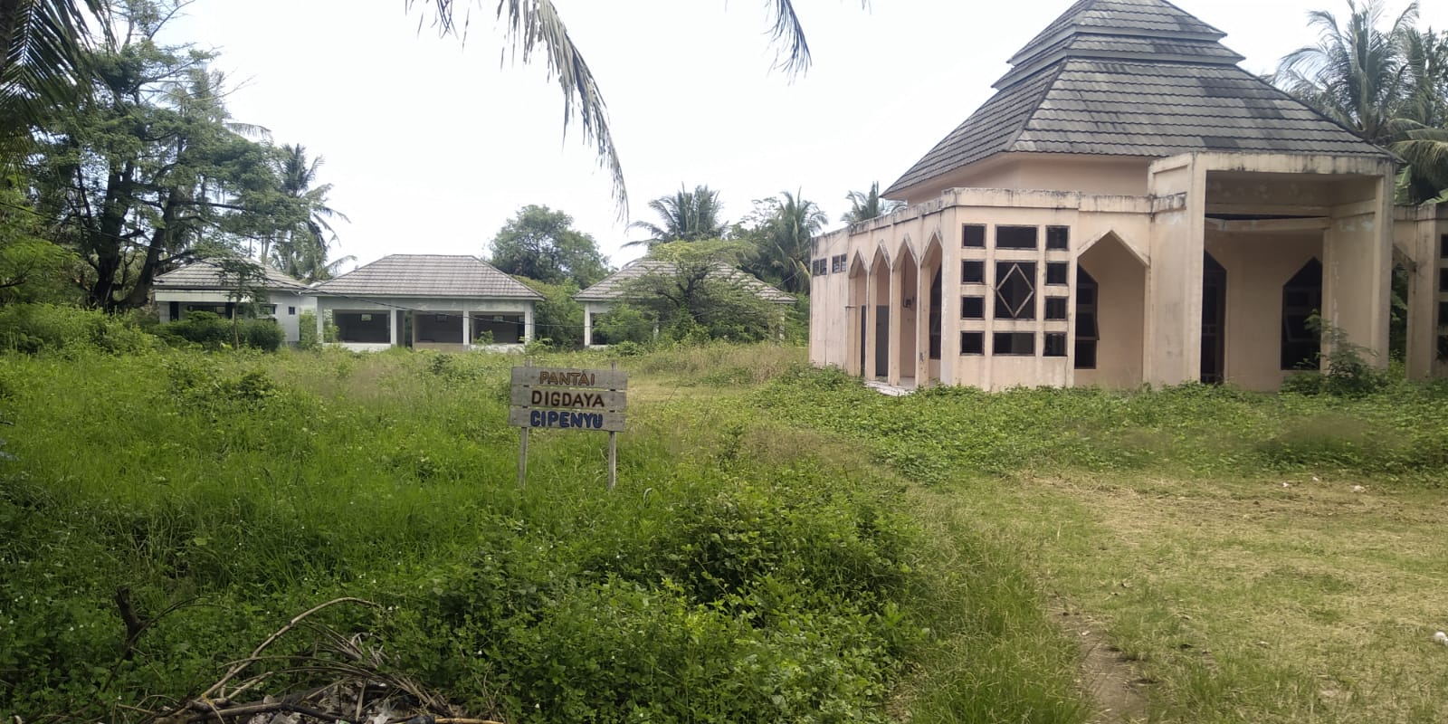 Habiskan Rp 1,4 Miliar, Rest Area Cigeulis Dibiarkan Terbengkalai Rest area Cigeulis di Kampung Cipenyu, Desa Banyuasih, Kecamatan Cigeulis, Kabupaten Pandeglang, dibiarkan terbengkalai hingga terlihat kumuh dan dipenuhi ilalang.