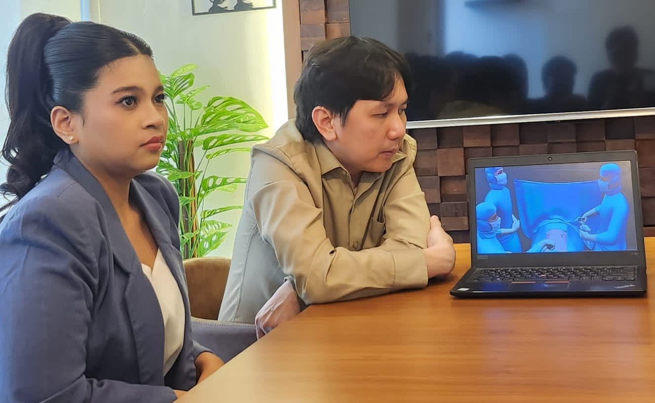 Hadapi Obesitas dan Kesehatan dengan Bariatrik dr. Handy Wing bersama salah satu pasien bariatrik saat menjelaskan tentang prosedur bariatrik. Foto : Ist
