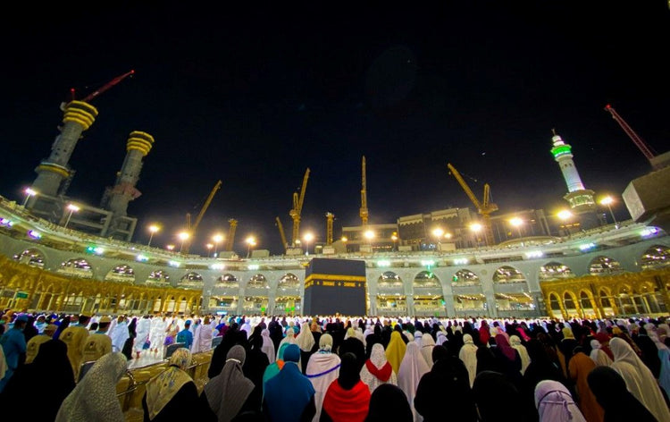 Hindari Cuaca Terik Di Siang Hari, Jemaah Pilih Ke Ka’bah Malam Hari Suasana Makkah di malam hari. Foto : Ist