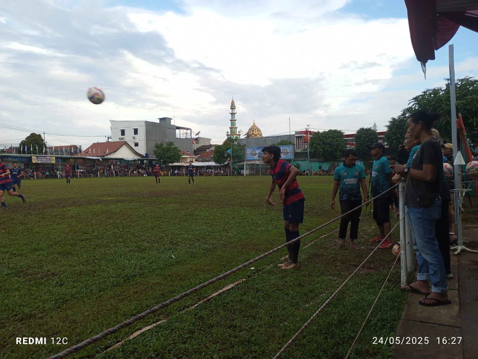 Hoky FC Masih Tetap Hoki, Sudah Siap Ladeni Juara Bertahan Bek kiri Hoky FC, Ibad melakukan lemparan ke dalam.(ist).