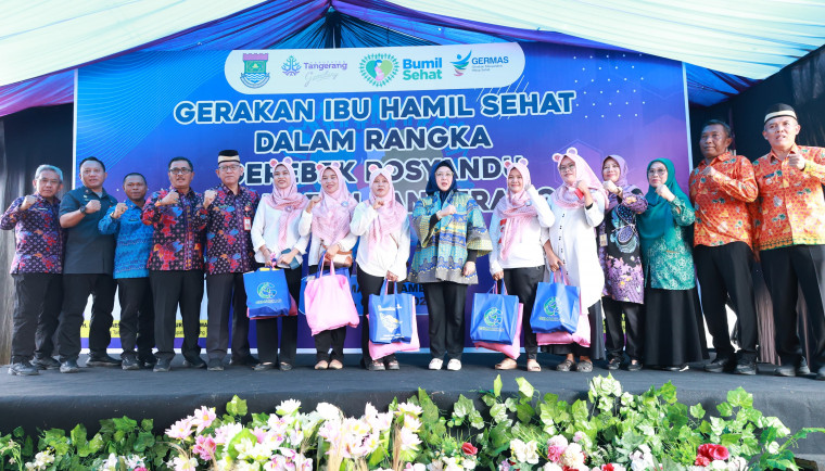 Intan Canangkan Gerakan Ibu Hamil di Program Gerebek Posyandu Wakil Bupati Tangerang, Intan Nurul Hikmah (ketujuh dari kanan) berfoto bersama usai mencanangkan Gerakan Ibu Hamil dalam rangka Gerebek Posyandu Kabupaten Tangerang Tahun 2025 yang dipusatkan di Desa Jambe, Kecamatan Jambe, Kamis (8/5).